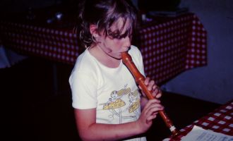 45- Mittwoch, Jekami - Flötenspiel.JPG